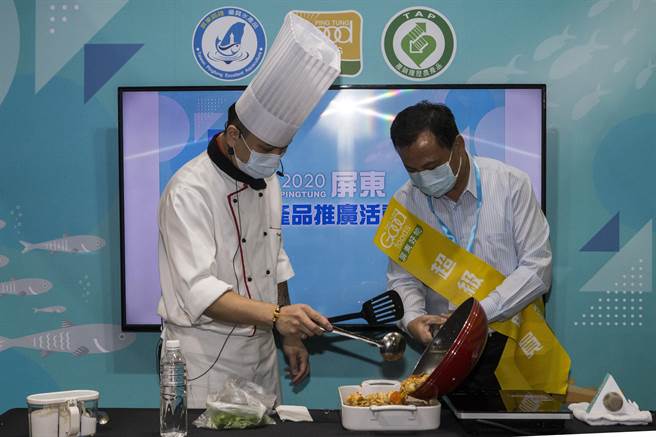在3日的「FUN飨渔悦 渔悦屏东」开展活动中，特别邀请台北六福万怡酒店粤亮厅主厨朱昱玮与屏东县农业处郑永裕处长共同合作，使用屏东优质即食渔产料理包，轻松做作出美味渔产料理！（陈麒全摄）