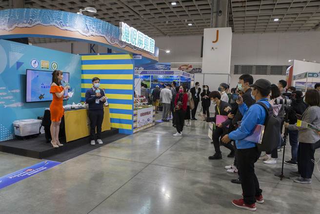 2020国际渔业展于3日在台北南港展览馆一馆登场，屏东县海洋及渔业事务管理所承揽6个摊位，设立「渔悦屏东馆」。（陈麒全摄）