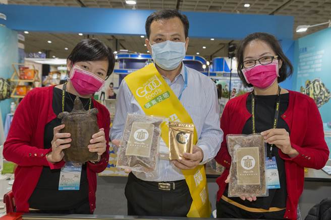 屏东县政府农业处处长郑永裕（中）特别北上出席开幕，并大力推广屏东农渔产品。（陈麒全摄）