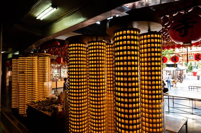 年末不少人会至宫庙点光明灯，祈求明年能够顺利。（图／示意图，达志影像）