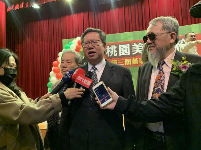 桃園市長鄭文燦3日出席桃園美國學校董事長交接典禮，媒體聯訪時質疑行政院的打防新措施是否為了轉移萊豬的注意力，鄭文燦呼籲「不要扭曲蘇院長的政策」。（姜霏攝）