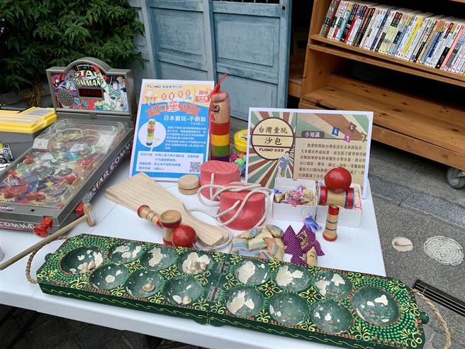 台南社大与正兴街店家合作，于5日下午封街举办「街道，就是我的游戏场」活动，当天将展示超稀有的印尼千年古典桌游「Congklak」（图中绿色桌游）。（李宜杰摄）