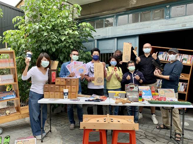 台南社大与正兴街店家合作，于5日下午封街举办「街道，就是我的游戏场」活动。（李宜杰摄）