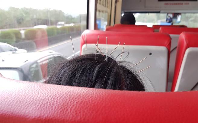 一位网友2日在座公车时，前方的乘客竟头上插着9根针。（脸书社团《新路上观察学院》／苏育宣翻摄）