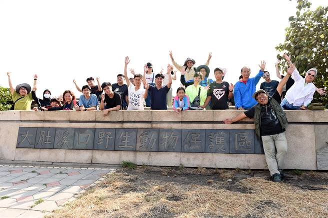 静宜大学师生「大手牵小手」，协助湿地保育教育向下扎根。（陈世宗摄）