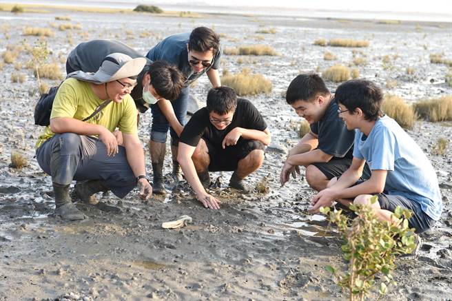 静宜大学位于台中海线，临近大肚溪口及高美湿地等自然生态区，为协助在地的民眾及师生，瞭解社区资源特色，静宜「通识中心」特别规划生态系列体验课程。（陈世宗摄）