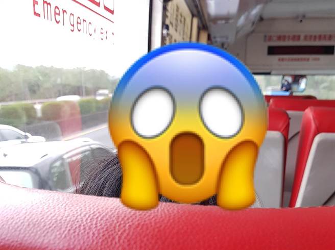 一位网友2日在座公车时，前方的乘客竟头上插着9根针。（脸书社团《新路上观察学院》／苏育宣翻摄）