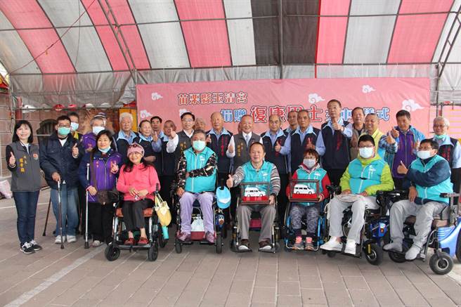 玉清宫撙节经费挹注社会公益，3日捐赠2辆復康巴士，提升接送服务量能。（何冠娴摄）