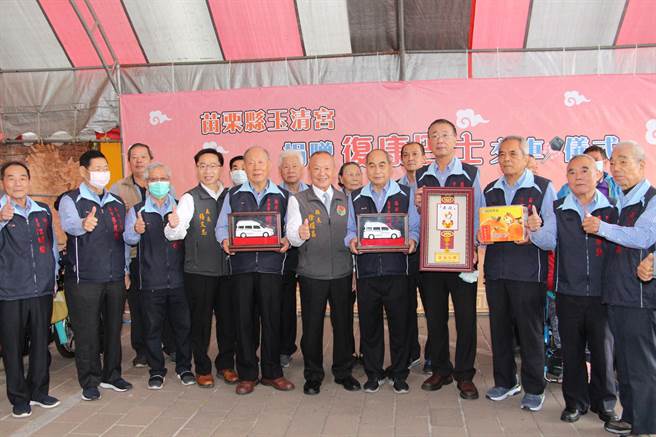 玉清宫3日捐赠2辆復康巴士，提升交通接送服务量能。苗栗县长徐耀昌颁状感谢玉清宫财团，期许未来优质的接送服务将更加舒适且安全。（何冠娴摄）