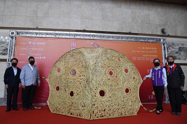 竹博覽會特別邀請到竹藝家賴進益，特製全國唯一的「竹口罩」大型裝置藝術，相當特別。（南投縣政府提供／黃立杰南投傳真）