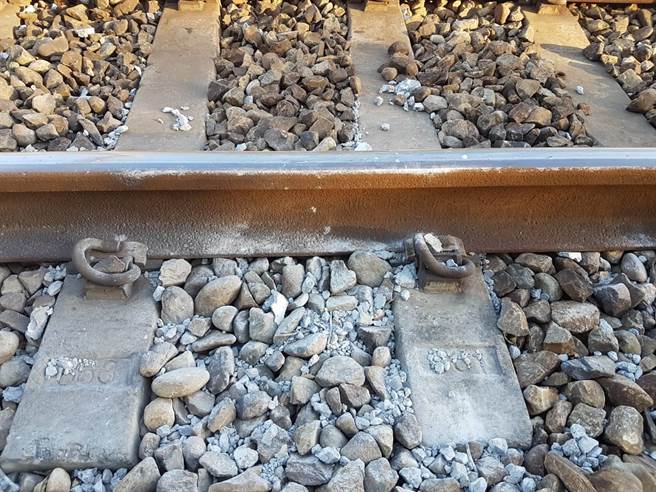 罗男在竹北站铁轨堆石头。（图／警方提供）