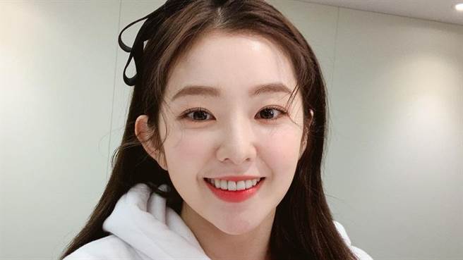 Red Velve最小成员Yeri意外公开Irene工作侧拍照，吸引网友热烈讨论。（图／IG@renebaebae）