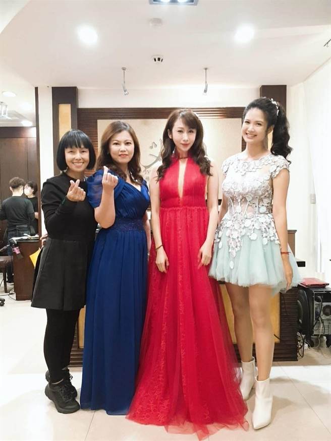 北市明伦社宅推出3房型44坪月租4万500元惹议，北市议员林亮君（右一）、游淑慧（左二）出具数据打脸柯市府，图为辣妹议员们参与外宿节的优雅盛装。（摘自游淑慧脸书／张颖齐台北传真）