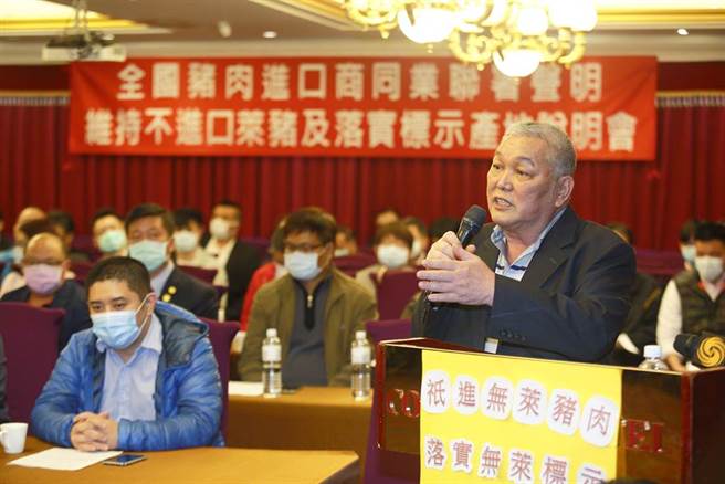 蔡政府进口莱猪争议不断，民间进口肉品业者发起自救活动，全国进口猪肉同业由中华民国禽肉发展协会荣誉理事长李春来（右）召集，3日在台北举行记者会宣示，为消除国人疑虑，明年将维持现况进口无莱猪肉，并自主标示无莱猪肉商品，针对外界质疑此举是为了帮蔡政府解套，李直呼「神经病」，强调都要都要被政府害到没命，是因为了生存才会站出来说明。（张铠乙摄）