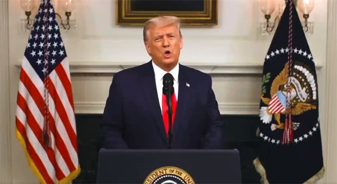 即将卸任的川普政府本周三再对大陆出手，发布新规定限制中共党员及其直系亲属赴美旅行，此举势心招来北京的报復。但由于新规定影响太大，可能会在拜登上任后遭到撤除或修改。（图／推特@realDonaldTrump）