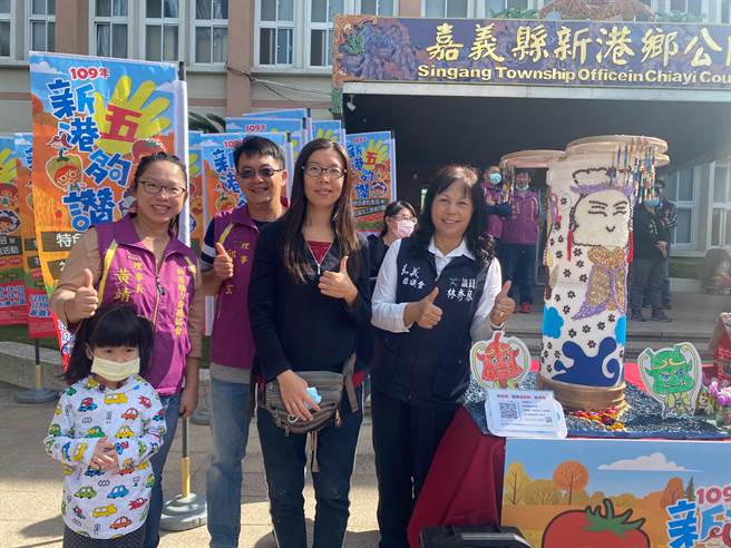 由新港在地知名新港饴店家瑞美珍制作的创意糖果屋「三面妈祖」。（张亦惠摄）