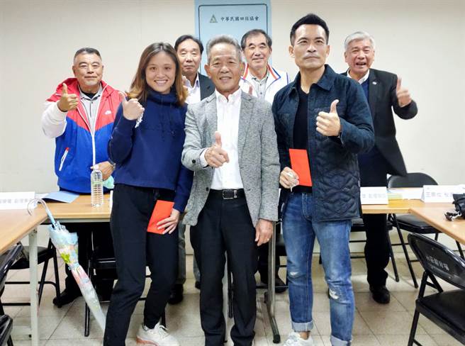 中华田协理事长叶政彦(中)颁发奖金给甫在大运会女子100公尺跨栏项目跑出13秒04佳绩的林诗亭(左)和教练蔡于儒(右)，期许林诗亭能再接再厉朝着「飞跃羚羊」纪政保持的12秒94全国纪录迈进，并且允诺如果能改写纪录将颁发20万元破纪录奖金。(黄邱伦摄)