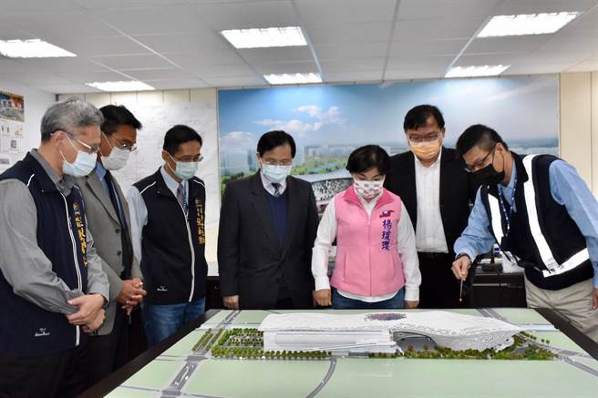 立委杨琼璎等人，实地了解「台中国际会展中心」兴建中场馆进度。（台中市政府提供／陈世宗台中传真）
