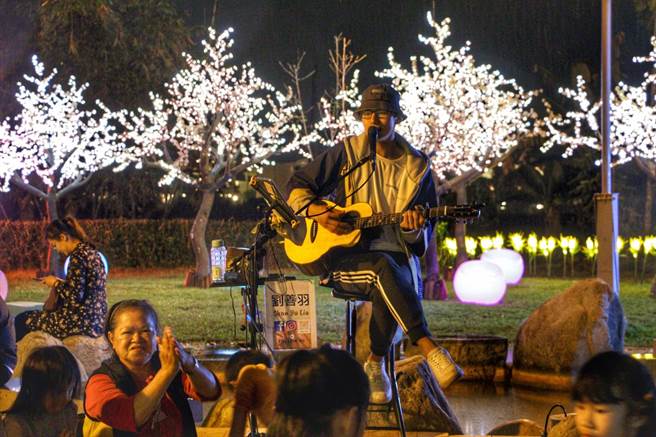 花莲县府在瑞穗、玉里乡镇温泉区加码举办演唱会，邀在地原住民歌手欢唱，让泡汤游客聆听美声。（花莲县府提供／王志伟花莲传真）