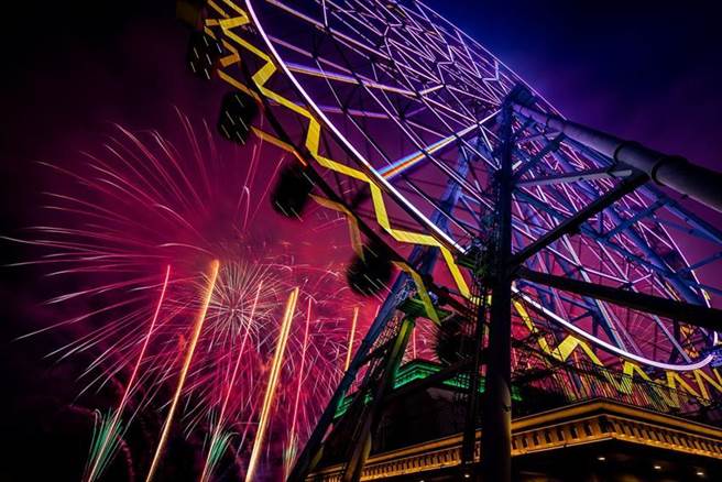 （搭乘摩天輪還可享受觀賞煙火秀的樂趣。圖／義聯集團提供）
