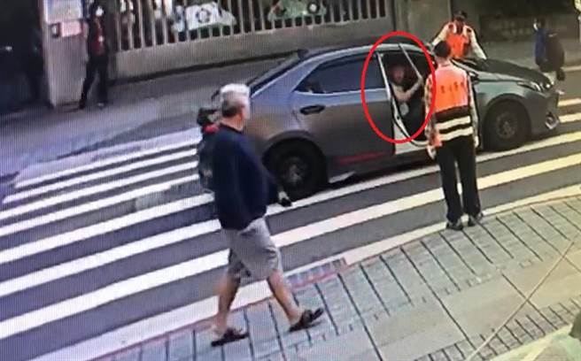 庄姓男子酒醉在国小前挥舞铁条。（陈鸿伟翻摄）