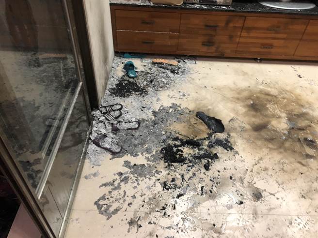 中市大里合信街，3日下午4点多惊传王姓男子朝自己及太太泼洒疑是汽油等易燃物后点火，屋内客厅留下燃烧痕迹。（台中市消防局提供/黄国峰台中传真）