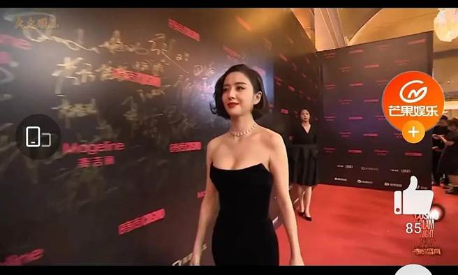 佟丽娅昨晚酥胸半露走红毯。(取自微博)