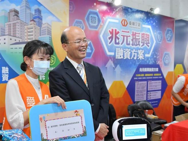 臺湾企银推动兆元振兴，助中小企业转型升级，右为臺湾企银董事长黄博怡。图／臺湾企银提供