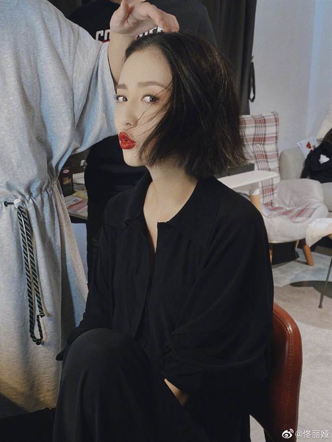 佟丽娅私底下穿着休閒又轻松。(取自佟丽娅微博)