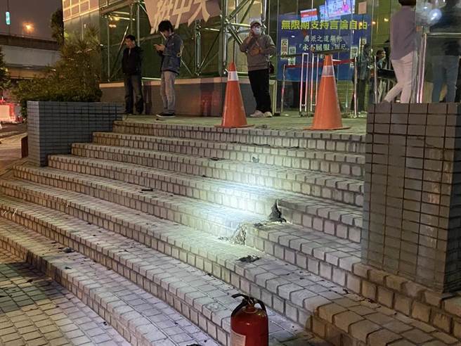 中天电视门口发生老翁轻生事件。（拍摄/游定刚、蔡惠纶）