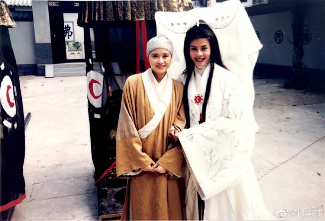 何美钿被称为「最美小师妹」 (图/ 何美钿微博)