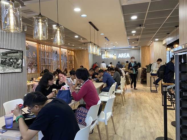 台中車站新商場「鐵鹿大街」規劃有美食街、主題餐廳、伴手禮及便利商店，提供乘客逛街消費。（陳淑芬攝）