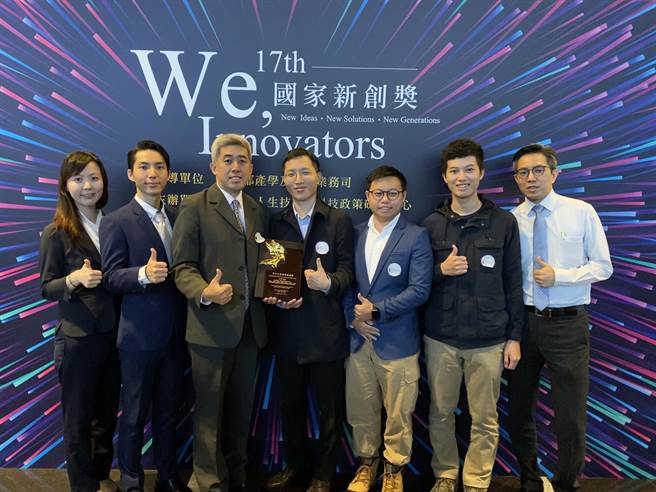 中科智慧机器人自造基地加速器辅导团队神经元科技，勇夺第17届国家新创奖，神经元科技执行长杨钧程（右四）期望下阶段着眼于新创资金募集，及国际市场的开拓。（中科提供／卢金足台中传真）