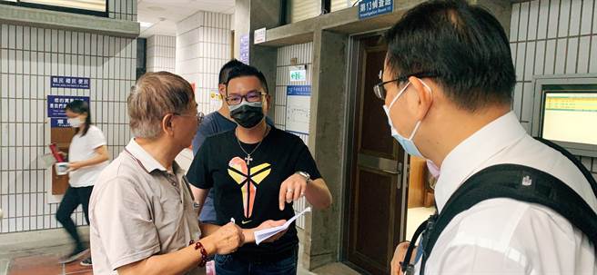 台中市议员张彦彤（中）父亲铅中毒脑受创卧床，他仍接受解毒治疗暂时无法生育。（图／翻摄画面）