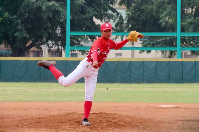 稻江先发投手古佳豪4局仅用43球，被敲2安打、无失分。（学生棒球联盟提供）