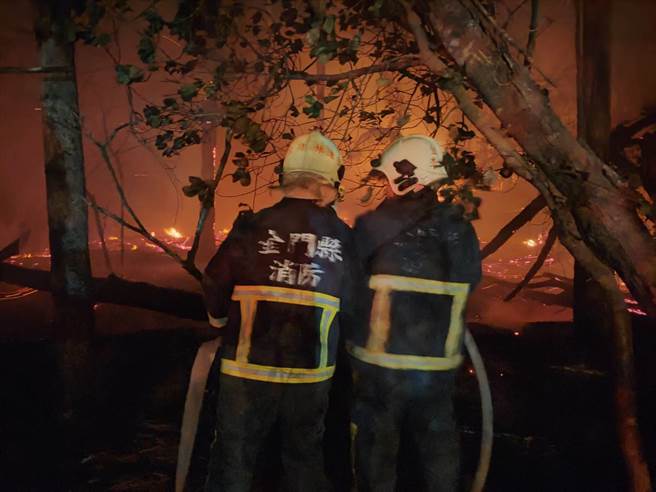 金门县畜产试验所内羊只饲养区外围牧场今晚突发大火，在东北季风狂飙助威下，火势一发不可收拾。（民眾提供）