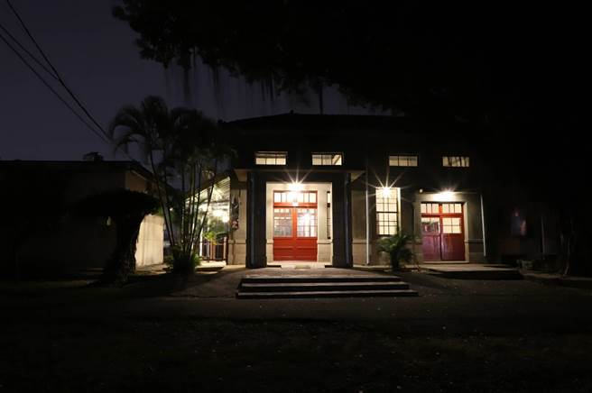 台南市大同國小師生3日晚間點亮已經閒置的「南台南火車站」。（李宜杰攝）