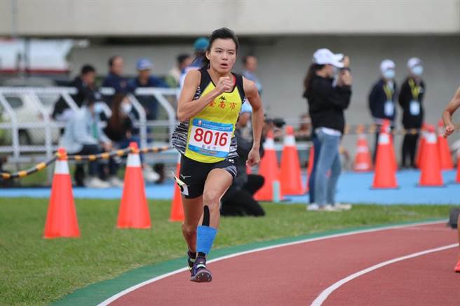 罹患妥瑞氏症、重度听障的蔡品谊，克服身体障碍，在田径中找到快乐、且永不放弃，今年代表南市参加2020全障运，打破大会纪录。（蔡品谊提供／李宜杰台南传真）