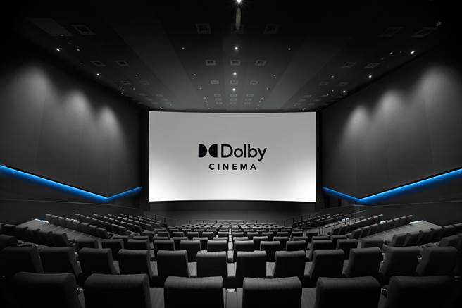 杜比影院的設計與一般影院不同，採取全黑設計，去除影院內會反射光線的設備，綜合曲面銀幕以及環抱式座椅，一進入就有不同的感受。（業者提供／黃慧雯台北傳真）
