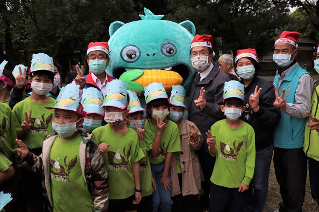 台南市2021耶诞跨年系列活动，5日起由总爷野餐音乐会打头阵先登场，台南市长黄伟哲3日下午先邀请麻豆文正国小50名小朋友到园区体验野餐乐趣。（刘秀芬摄）