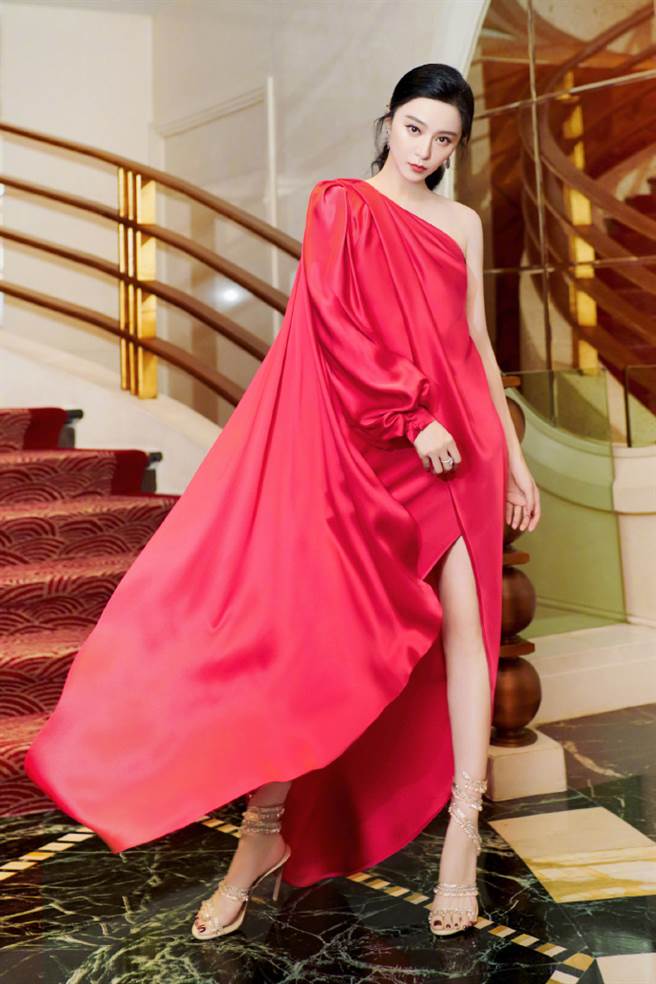 范冰冰大展性感，部份网友却不买单 (图/ 范冰冰工作室)