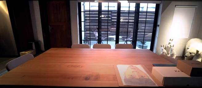 屋内简约大方的装潢，重点是几乎一尘不染，宛如精品屋。(图/ 摘自柯震东Kai Ko YouTube频道)