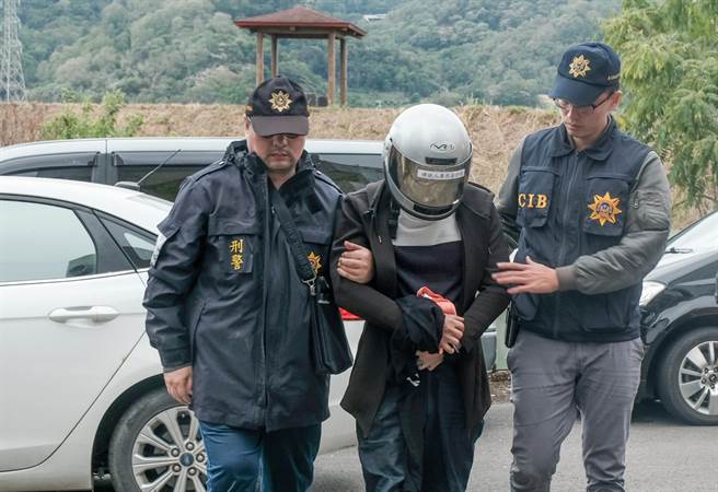 徐姓主嫌被警方移送地检署，检方侦查后向法院声请羁押禁见。（罗浚滨摄）