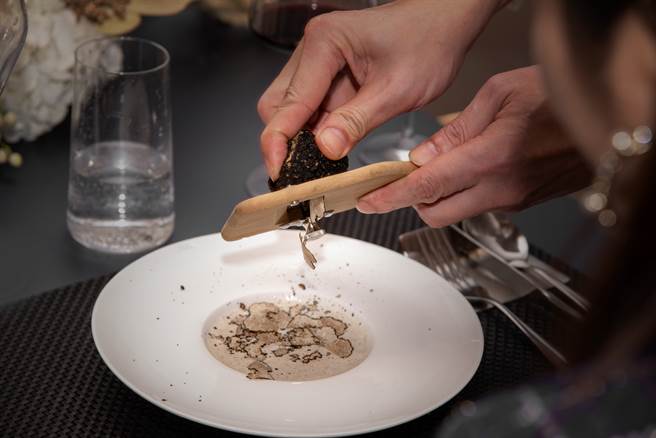 一位女网友表示，交往8年男友突然说要带她吃「松露全餐」，餐厅却选在麦当劳，没想到结局竟藏感人洋葱，网友直呼：是真爱！(示意图／Shutterstock)