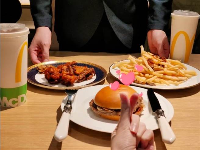 原PO男友不慌不忙地拿出包包里的盘子跟刀叉，点餐完后，开始将汉堡里的松露酱挖出，并倒在鸡翅、薯条上。(摘自Dcard)