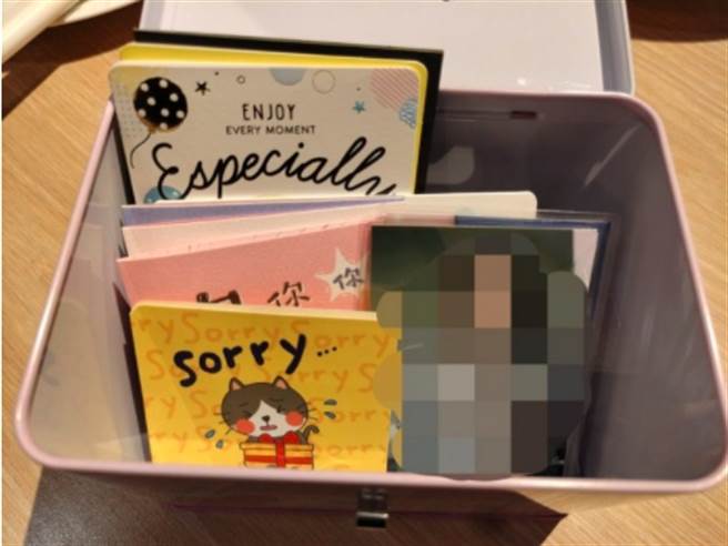 原PO男友送她一个小铁盒庆祝第一次约会8周年，里面装着两人当年的卡片和拍立得。(摘自Dcard)