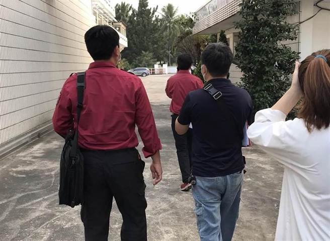 屏东县消防局2日前往信功进行消防安检。（读者提供）