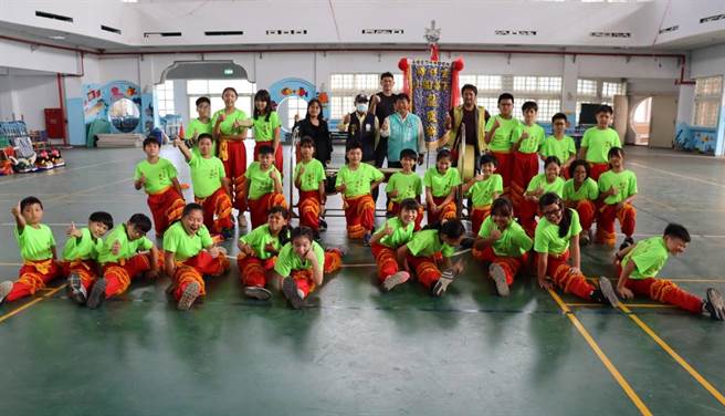 云林县口湖乡下崙国小龙凤狮队，勇夺全国舞狮4冠王。（吴登兴提供／张朝欣云林传真）