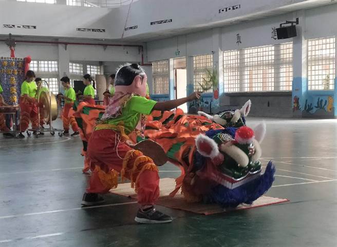 云林县口湖乡下崙国小龙凤狮队，勇夺全国舞狮4冠王。（吴登兴提供／张朝欣云林传真）