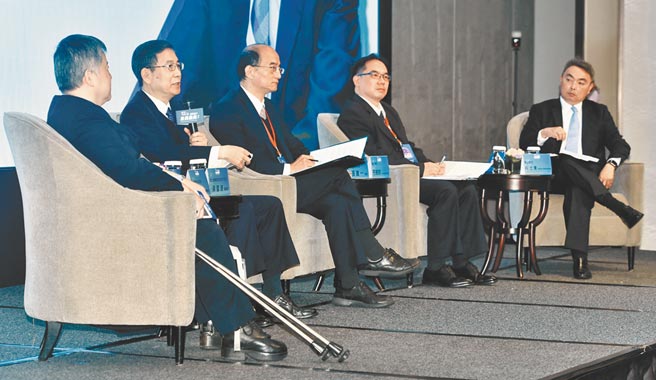工商时报2日举办2021投资趋势论坛，台湾金融研训院董事长吴中书、元大宝华综合经济研究院董事长梁国源、台湾经济研究院院长张建一、渣打银行东北亚资深经济学家符铭财及瑞银财富管理台湾区谘询与销售主管柯仕伟出席。图／顏谦隆